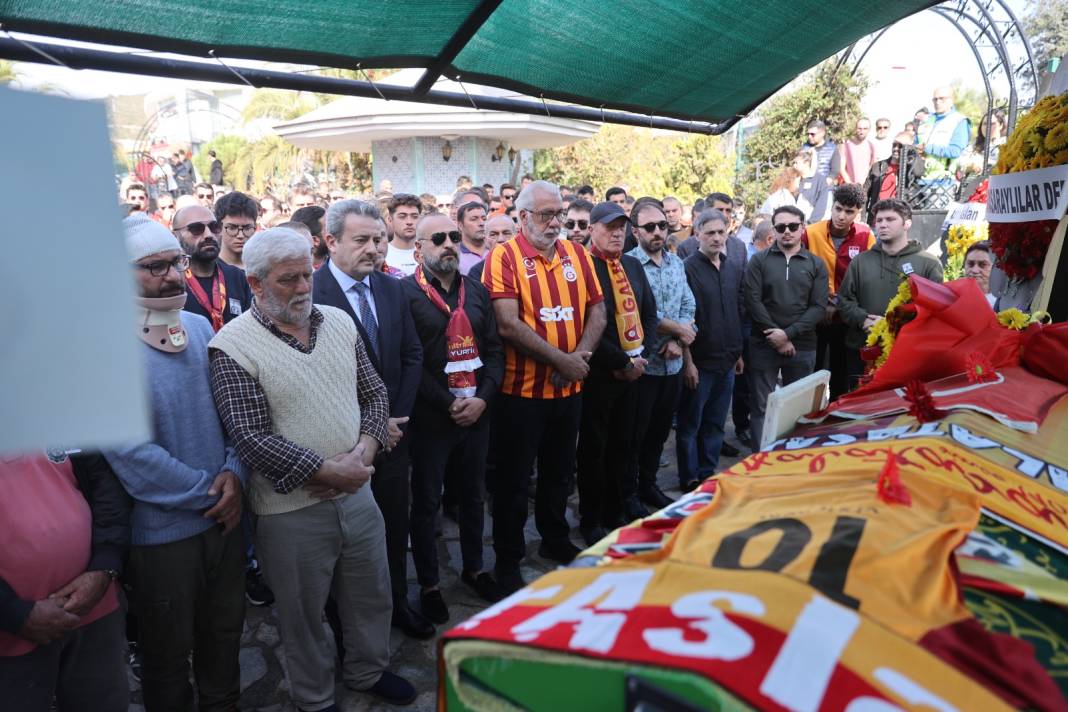 Galatasaraylı Yiğit Bodrum'da toprağa verildi. Son isteğini Galatasaraylı futbolcular yerine getirmedi. Volkan Demirel gitti 14